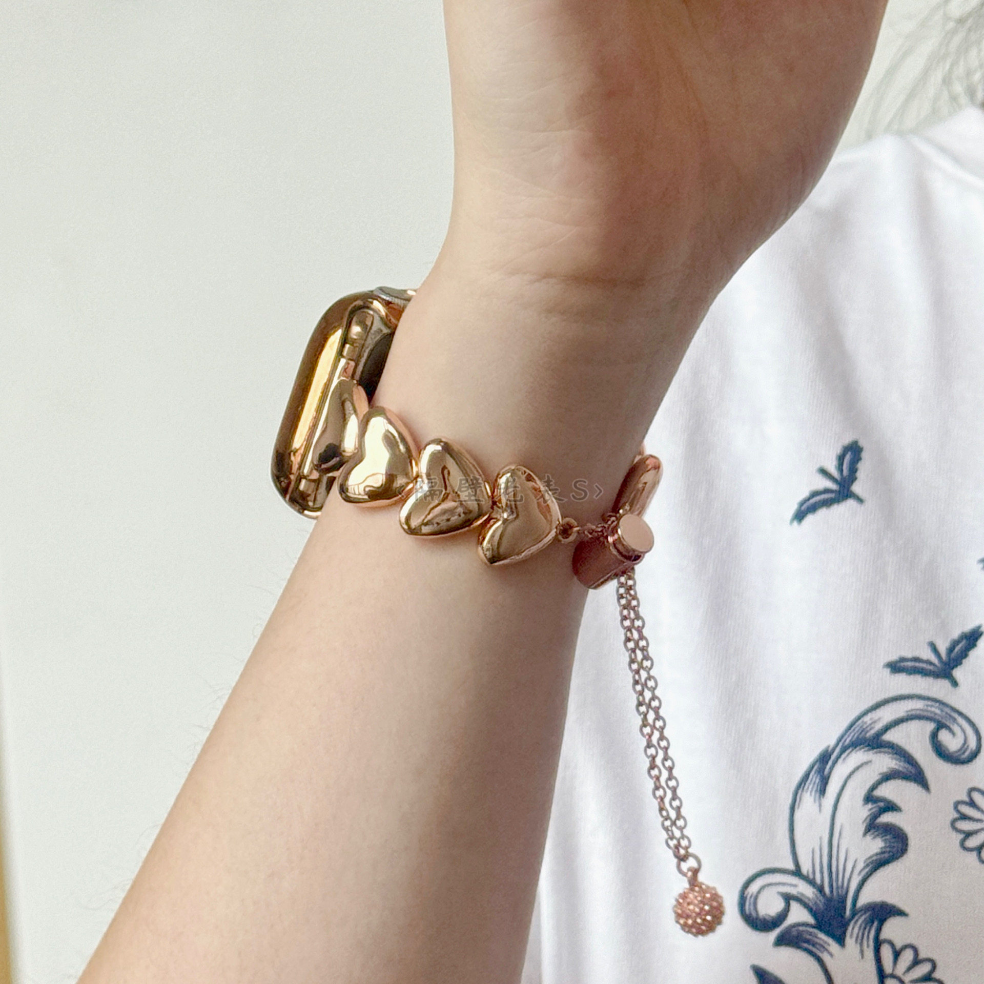 适用苹果手表带Apple watchS11爱心金属手链女iwatch98746SE2创意