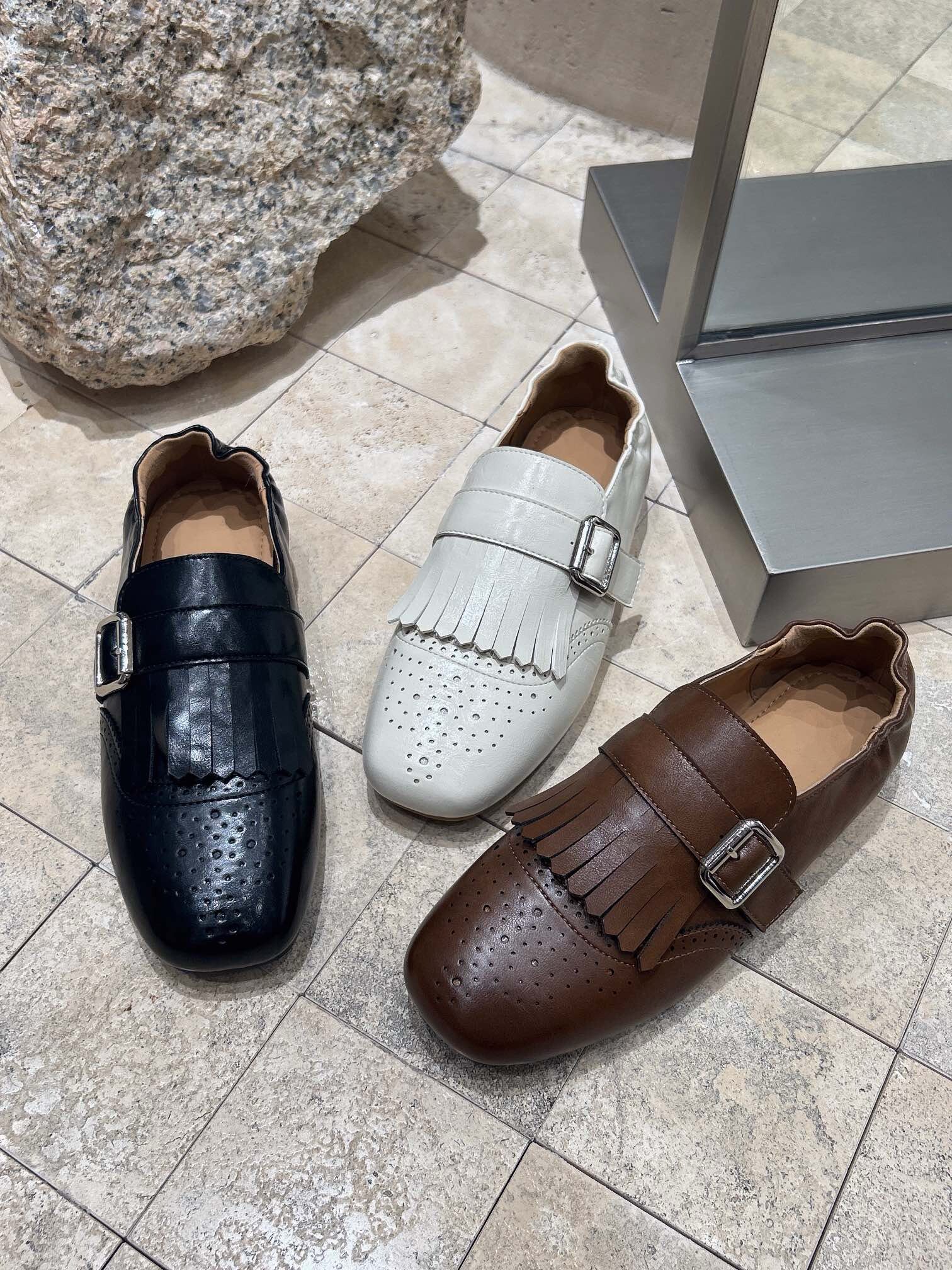 2026早春新款复古风流苏雕花乐福鞋女英伦风皮带扣平底休闲小皮鞋