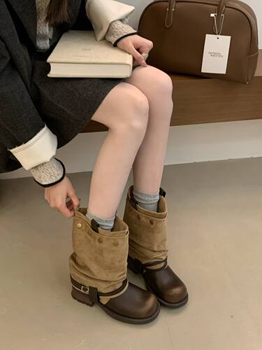 慵懒擦色皮带扣西部牛仔靴女2026圆头厚底铆钉褶皱中筒骑士时装靴