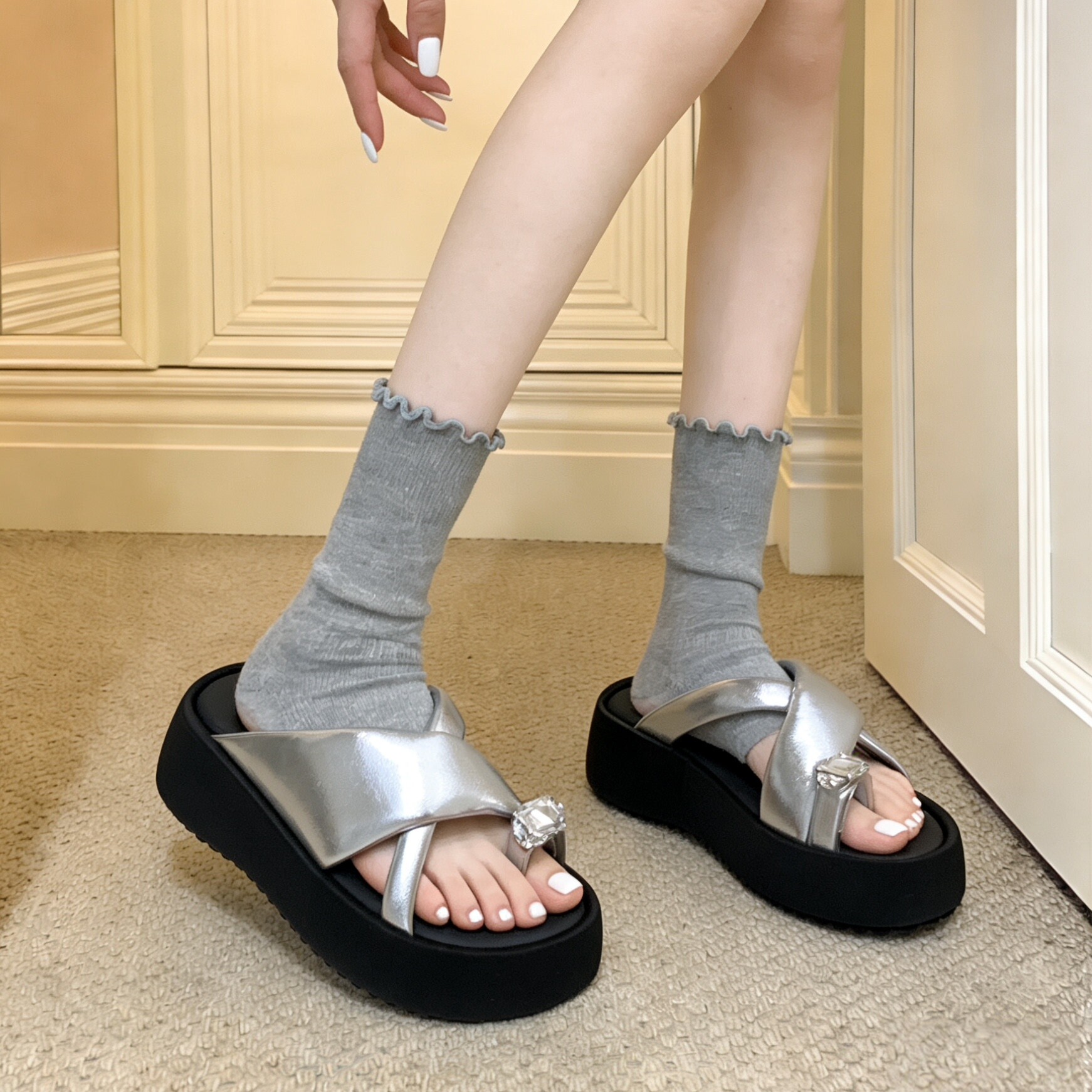 2026年新款厚底水钻套趾一字拖鞋女外穿时尚松糕底沙滩凉拖鞋ins