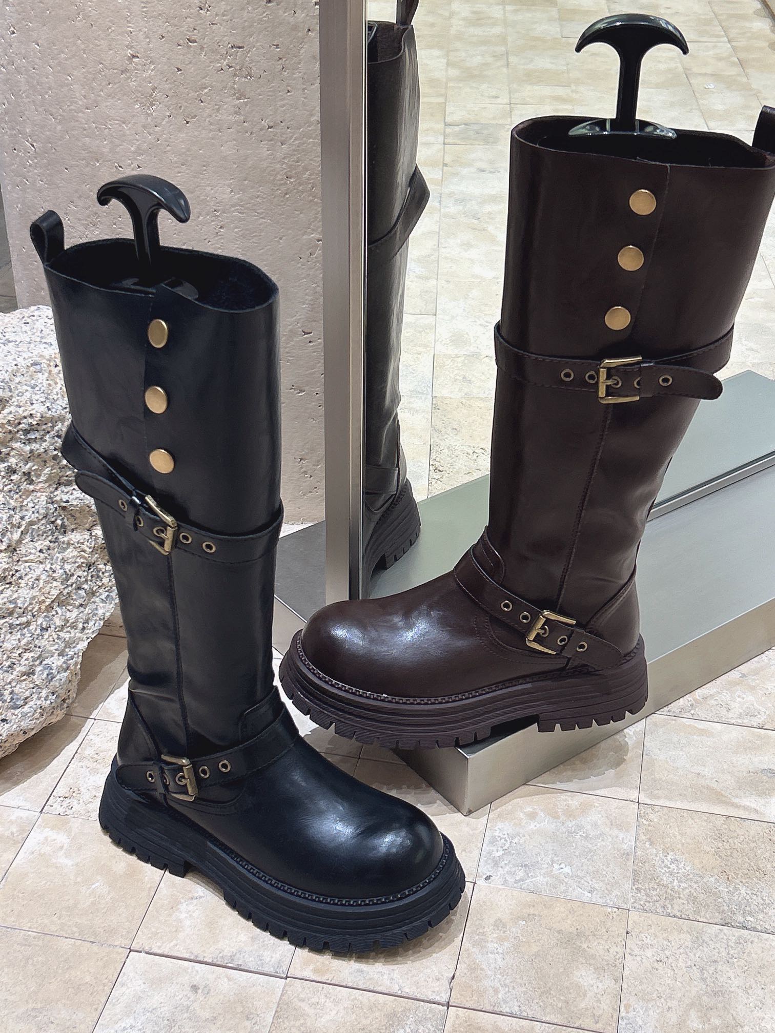 俩穿厚底加绒皮带扣骑士靴