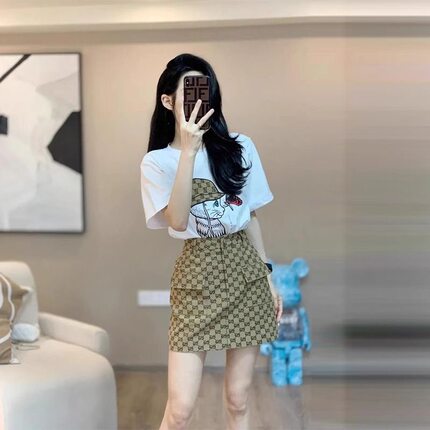 夏季休闲穿搭套装女2025女新款慵懒印花短袖T恤+格子半身裙两件套