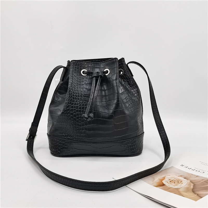 水桶包斜挎大容量挎包抽绳单肩包