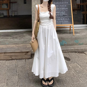 法式白色方领吊带背心连衣裙女夏季气质高级感收腰褶皱无袖长裙子