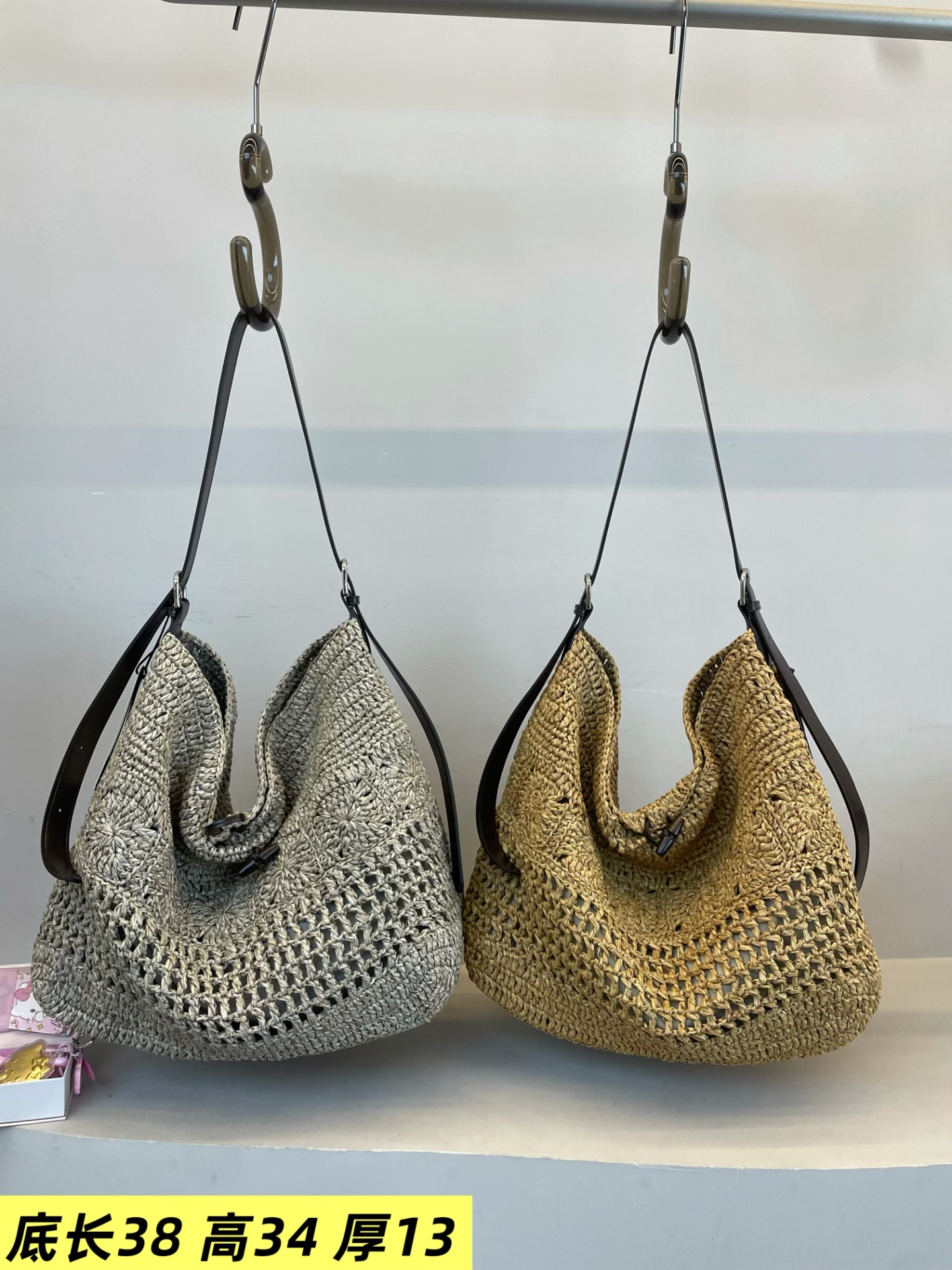 拉菲草拼接牛皮女包2025新款洋气浅色纯色大气镂空旅游沙滩斜挎包