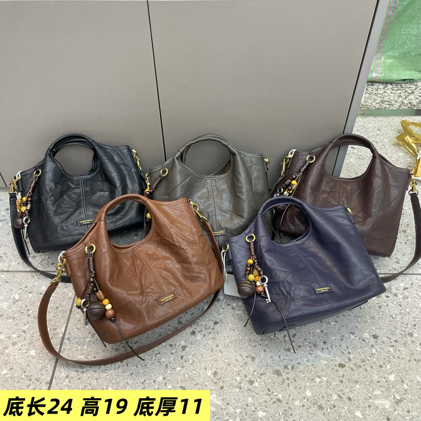 手抓纹手提水桶女包2026新款洋气小众网红休闲质感大气斜挎包潮
