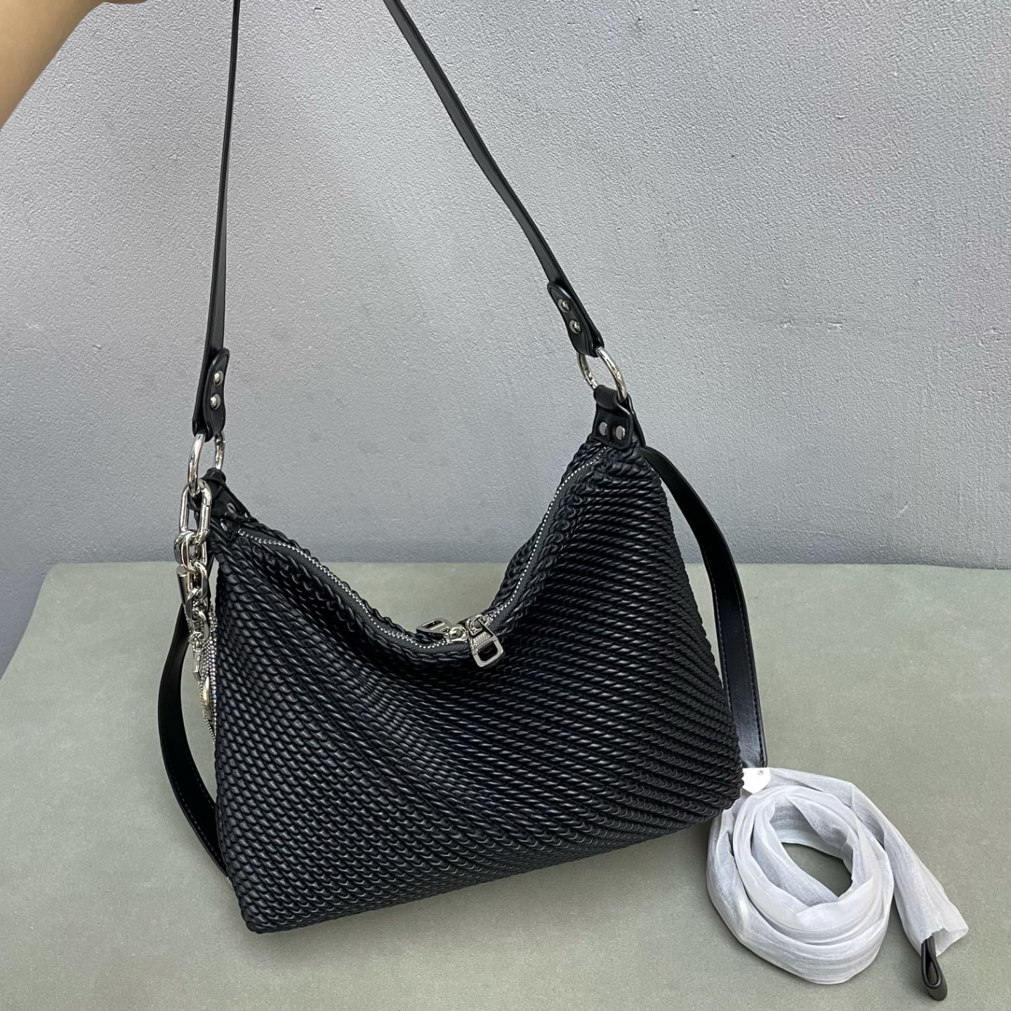 褶皱韩版休闲女包2026新款时尚软皮小众潮流气质单肩斜挎包潮包