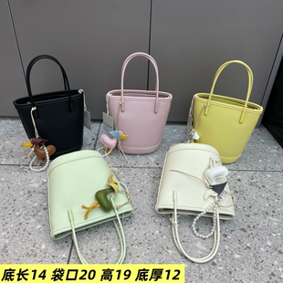 浅色小清新女包2026新款时尚手提质感潮流气质单肩斜挎包水桶包