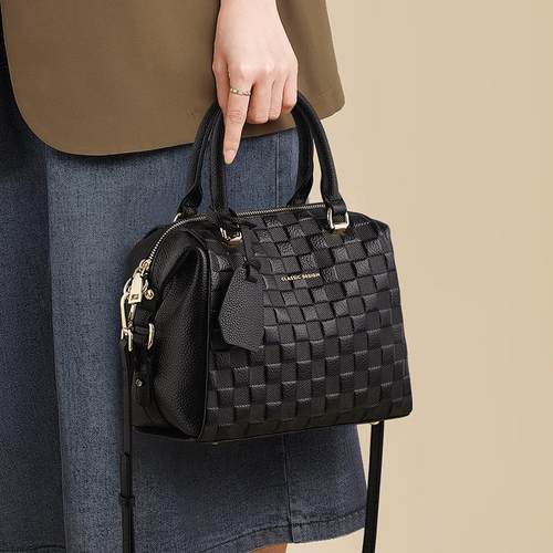 日本手提包2025新款真皮斜挎女包大容量通勤单肩枕头波士顿包箱包