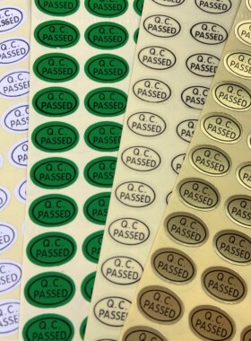 QC PASSED不粘胶合格不干胶标签贴椭圆形金色绿色透明龙黑字13*9