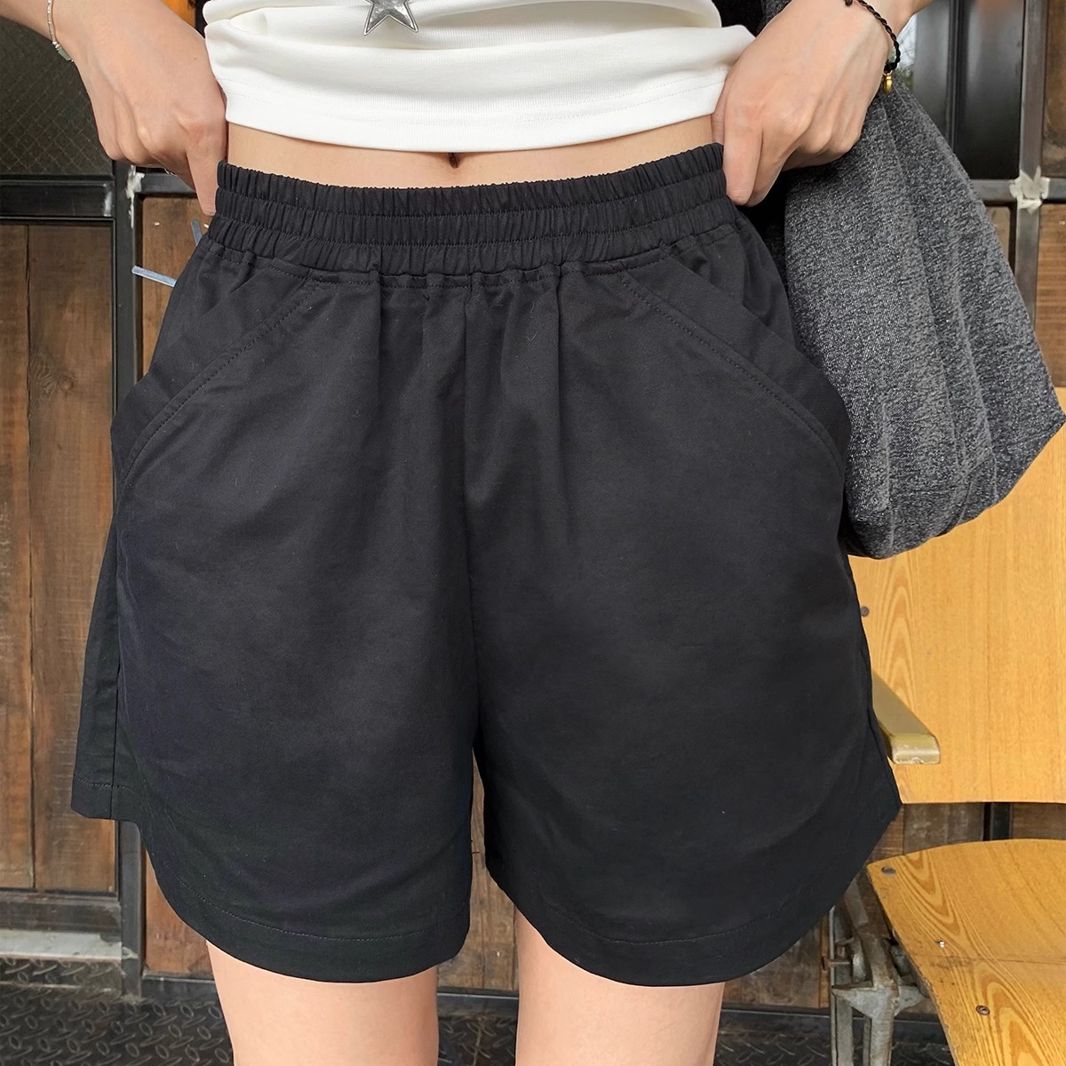 黑色宽松休闲松紧腰百搭短裤