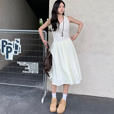 淡黄色v领无袖连衣裙收腰褶皱