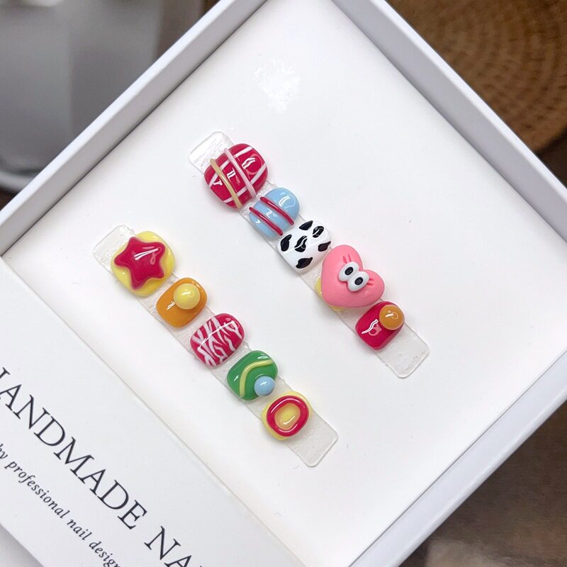 儿童穿戴甲纯手工高级感多巴胺彩色立体爱心美甲女学生短款假指甲