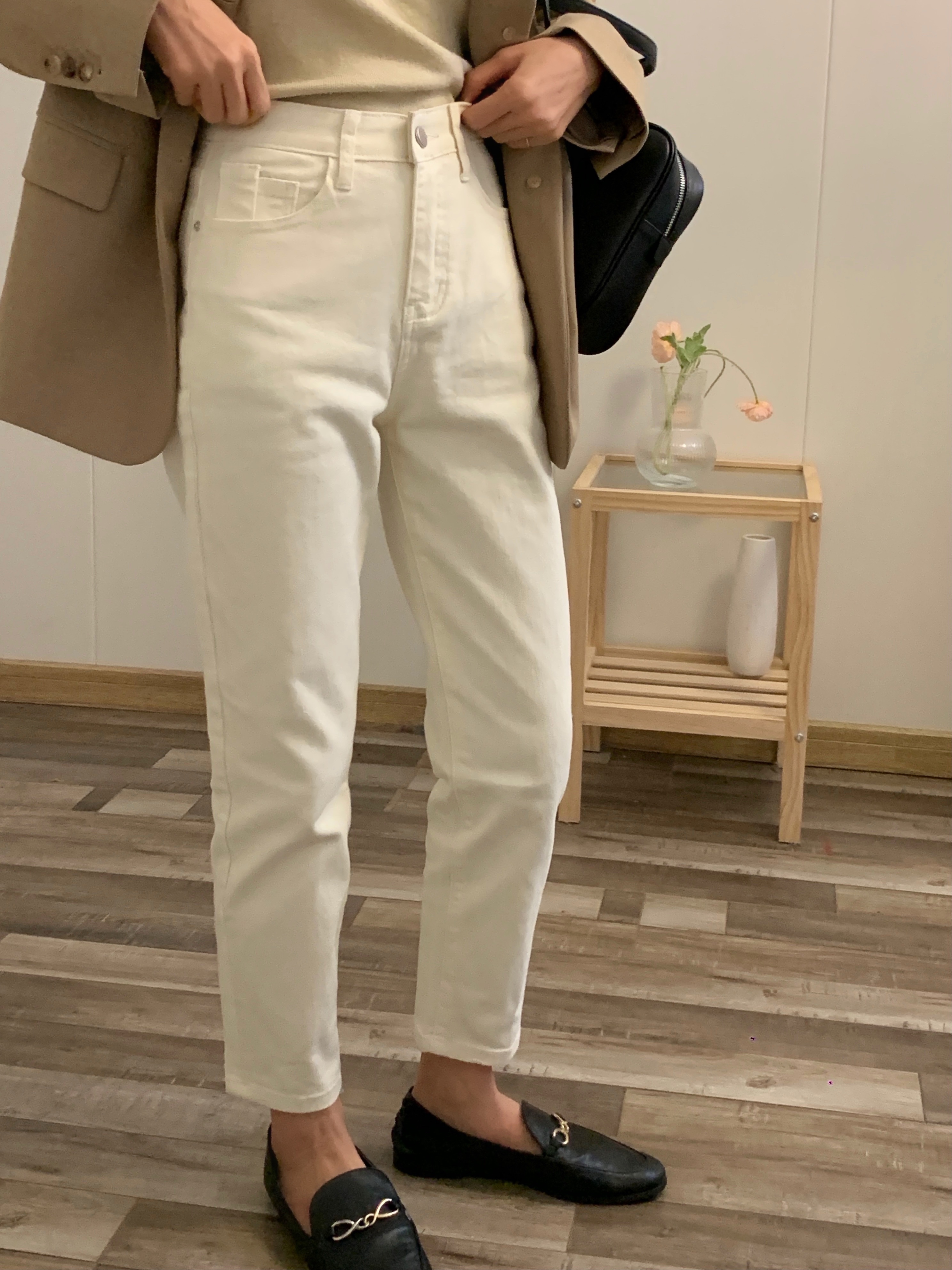 米白色九分高腰牛仔裤