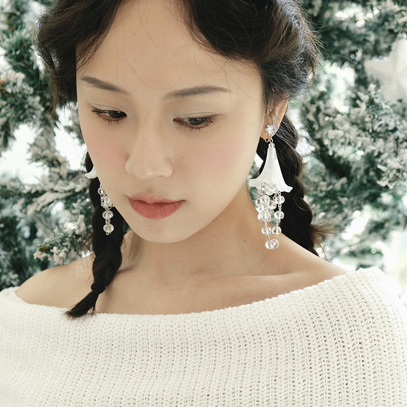 BOMBCACA冬籁集系列 铃兰吊灯 原创雾面白色下垂花朵流苏夸张耳环