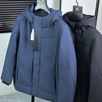 面料厚实偏硬连帽羽绒服微瑕疵