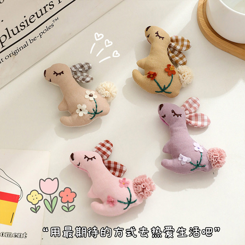 儿童节可爱兔子胸针卡通可爱公仔玩偶别针饰品毛衣围巾装饰小挂件