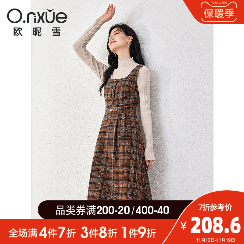 欧昵雪2023冬季新款连衣裙女复古高腰修身显瘦个性格子呢子背带裙