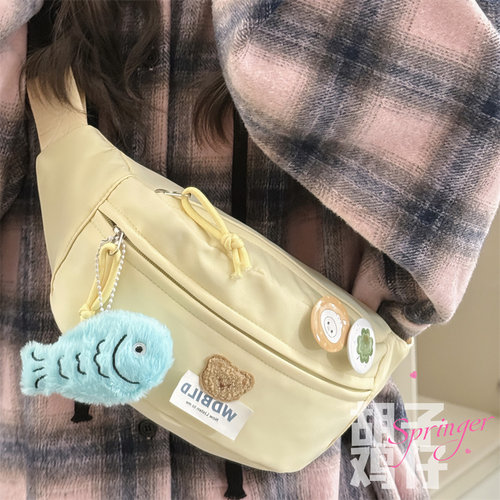 带一个可爱小熊纯色轻便小胸包