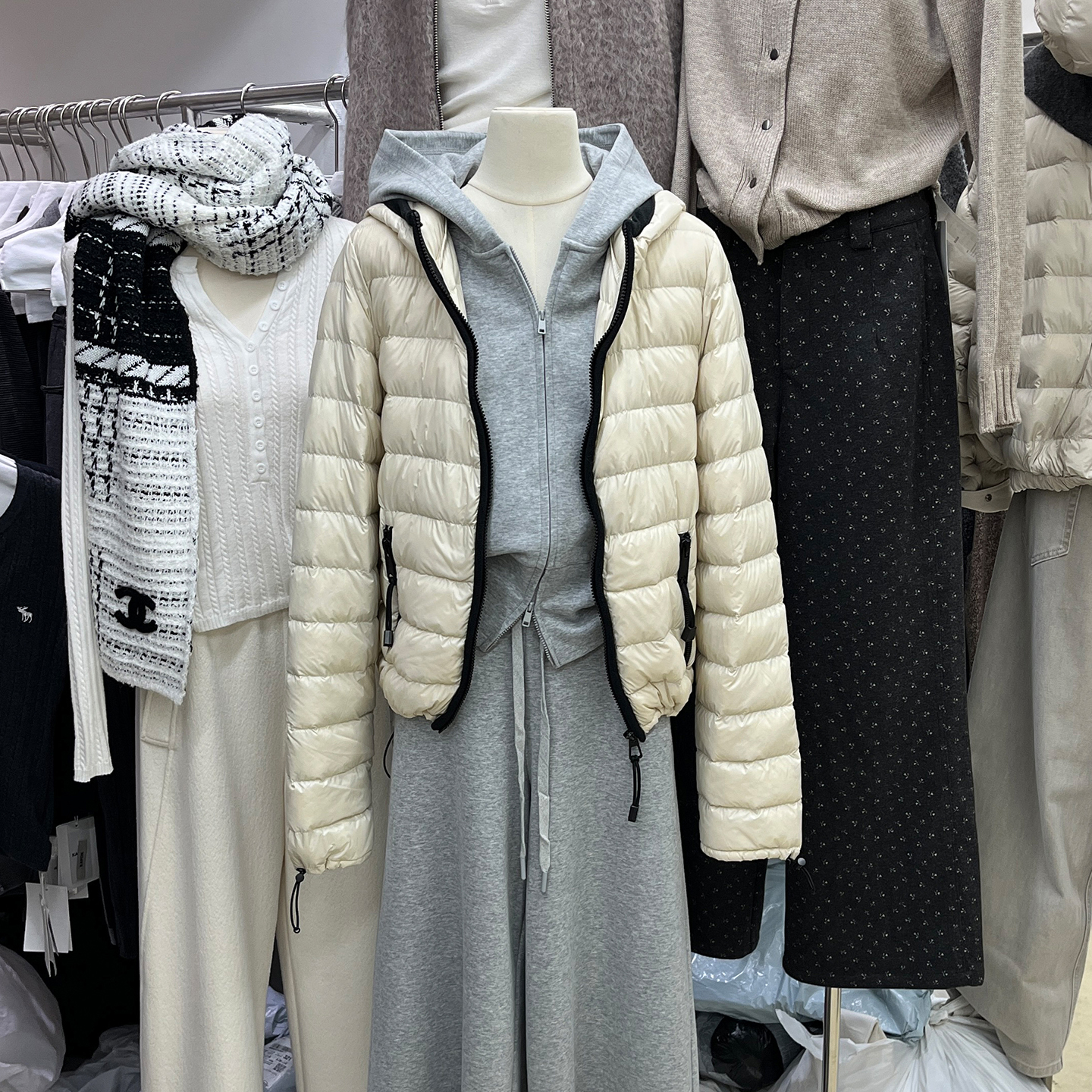 白鸭绒外套女轻薄保暖连帽羽绒服