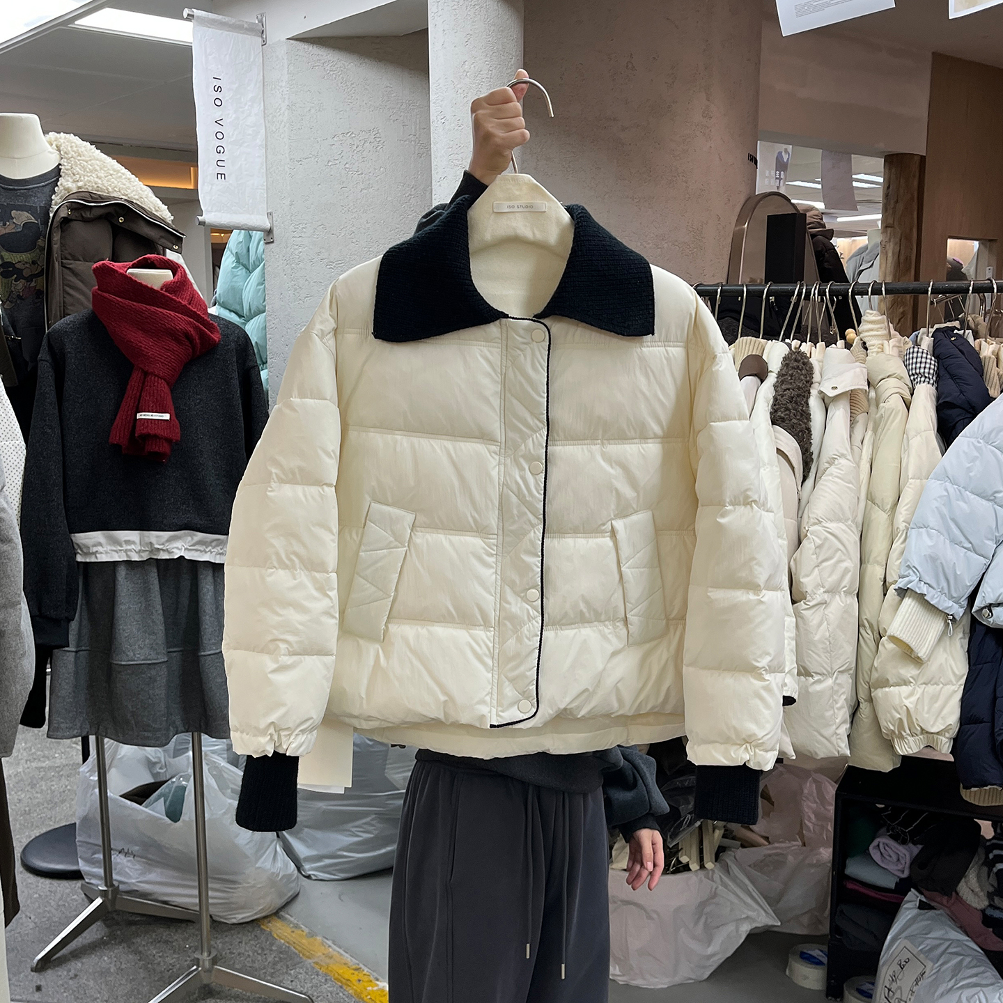 撞色拼接翻领束口袖子羽绒服