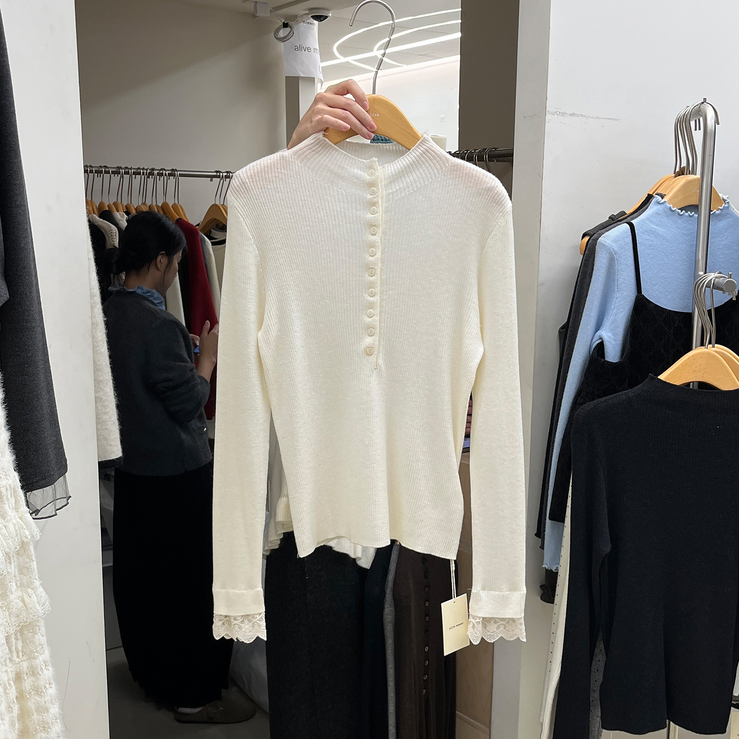 蕾丝网纱拼接袖子小高领针织衫