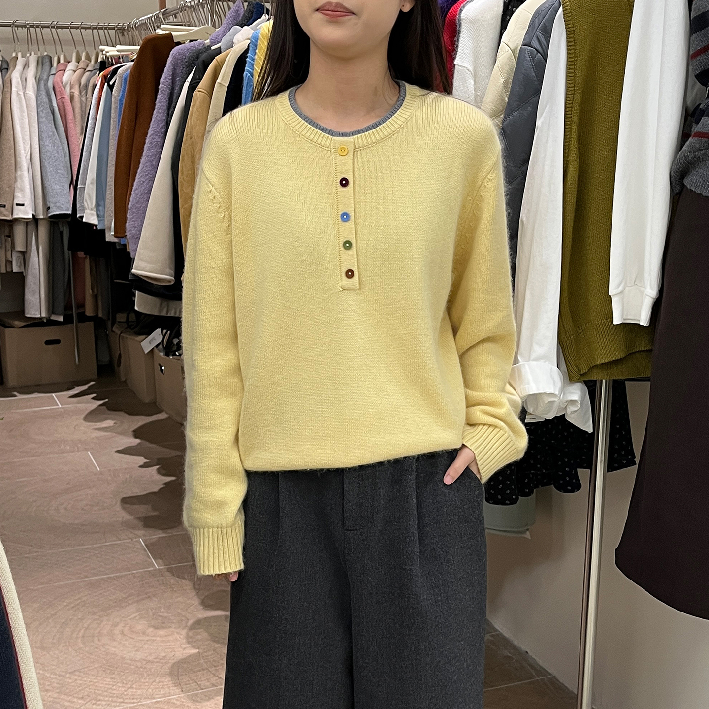 撞色扣子假两件亨利领毛衣