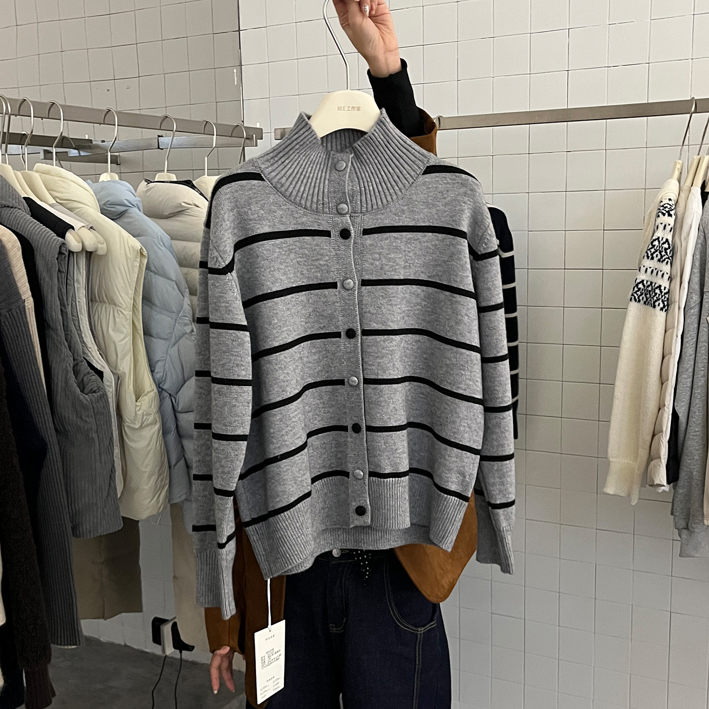 撞色包扣高领条纹毛衣外套女