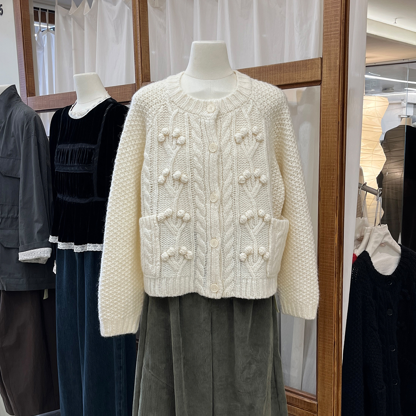 宽松粗针圆领毛衣外套