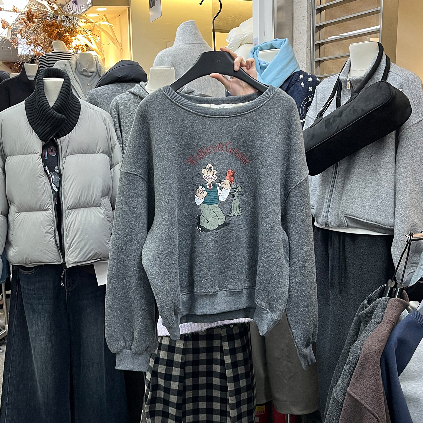 宽松卡通印花加绒圆领套头卫衣