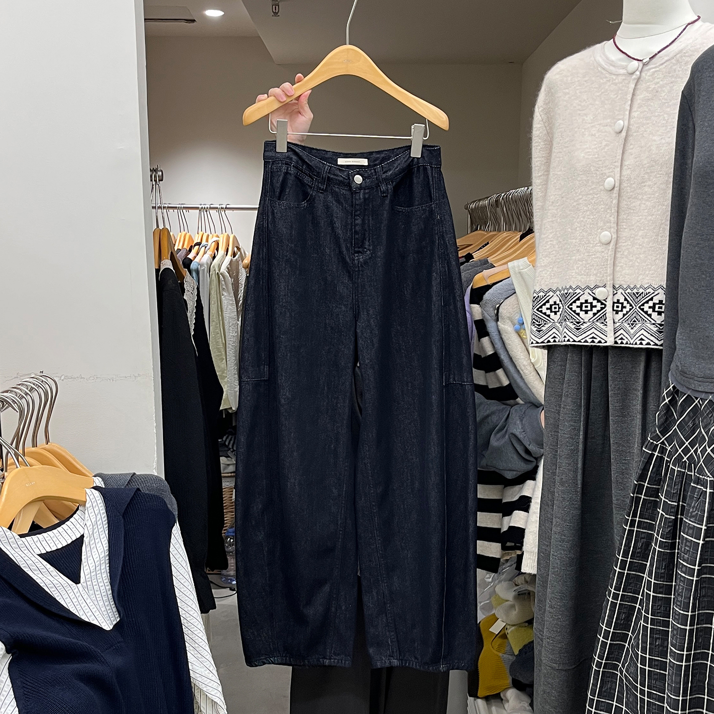 早秋穿搭宽松牛仔弯刀裤女