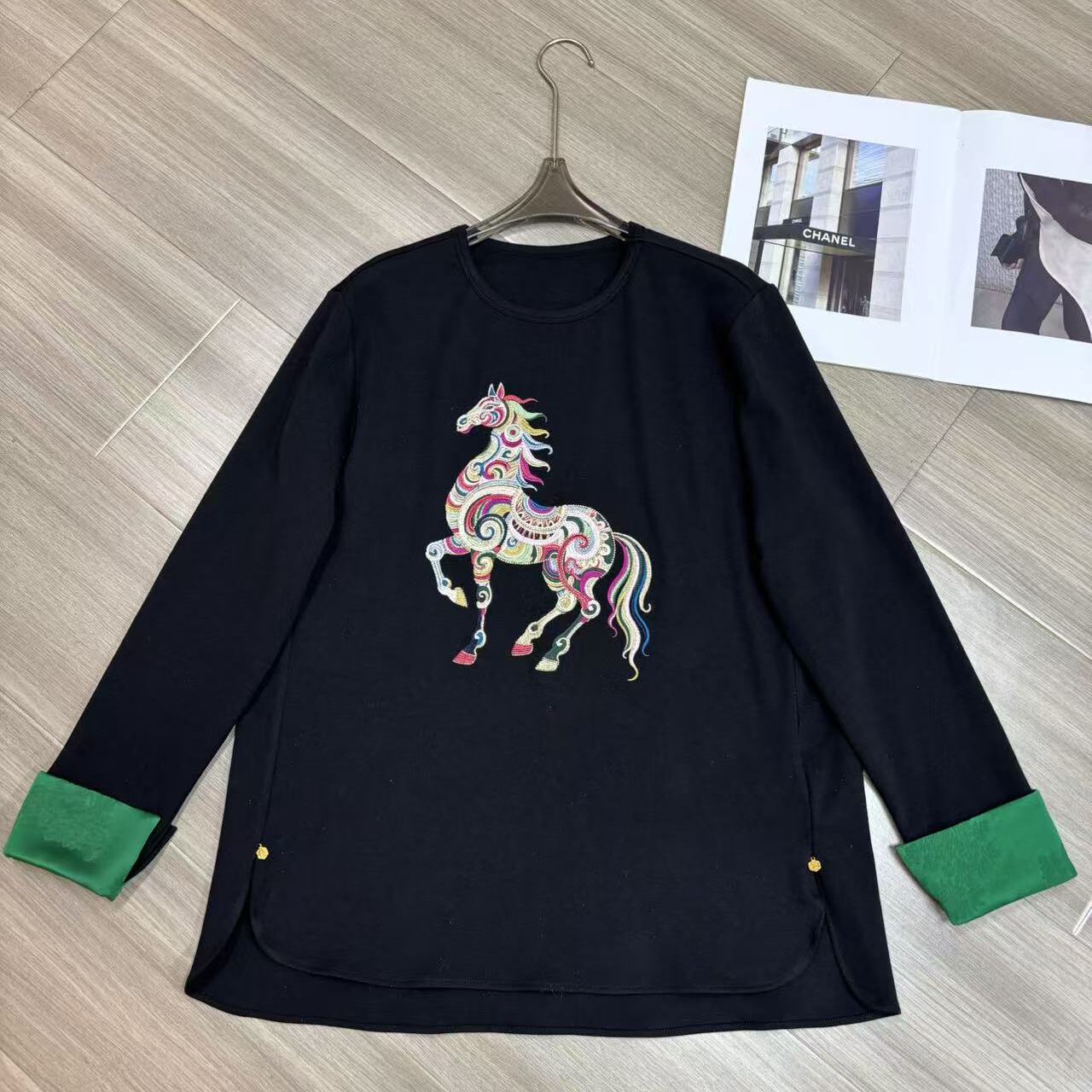 阅悦中式彩色立体唐马刺绣撞色袖口宽松柔软小衫252415