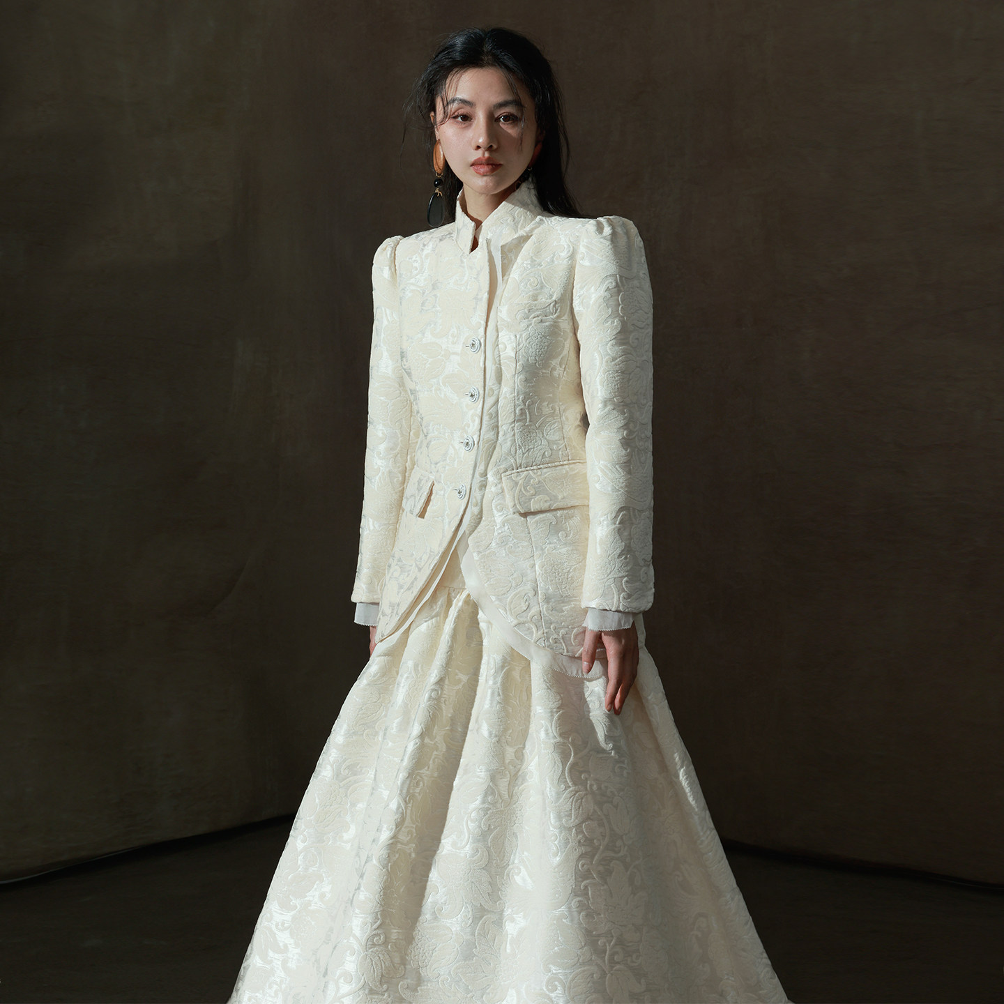 TWANG丝绒浮雕接拼真丝缎国风复古立领收腰长袖西装半裙白色套装