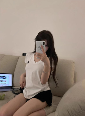 白色V领收腰正肩短袖t恤女夏季2025新款辣妹修身显瘦纯欲ins上衣