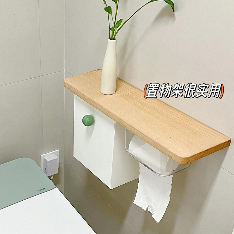 原木风卫生间马桶旁边实木置物架