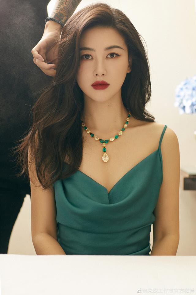 Fashion&Best高定新款朱珠同款墨绿色缎面丝滑质感绿色吊带长裙女