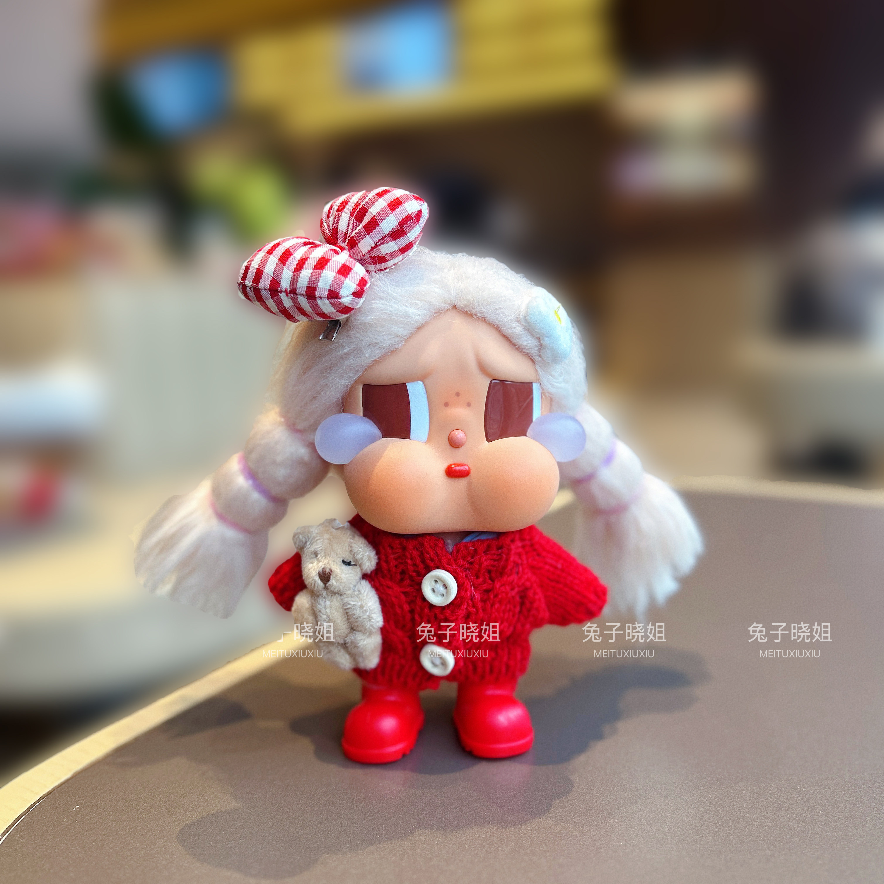 哭娃crybaby系列沙滩小憩一二代15cm搪胶公仔配饰秋冬费尔岛毛衣