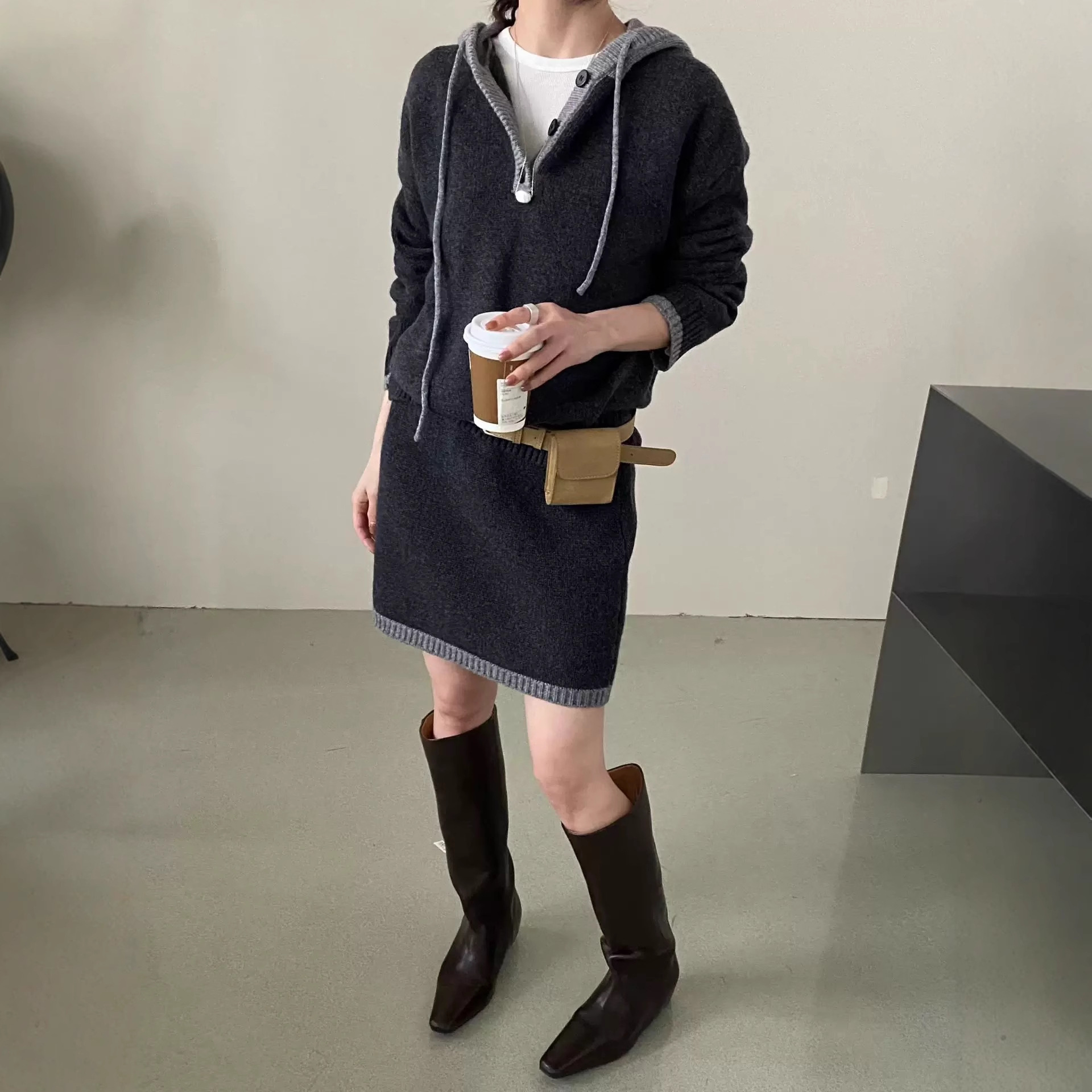 CC2025冬季新款欧货撞色半开扣羊毛帽衫毛衣＋短裙针织套装女