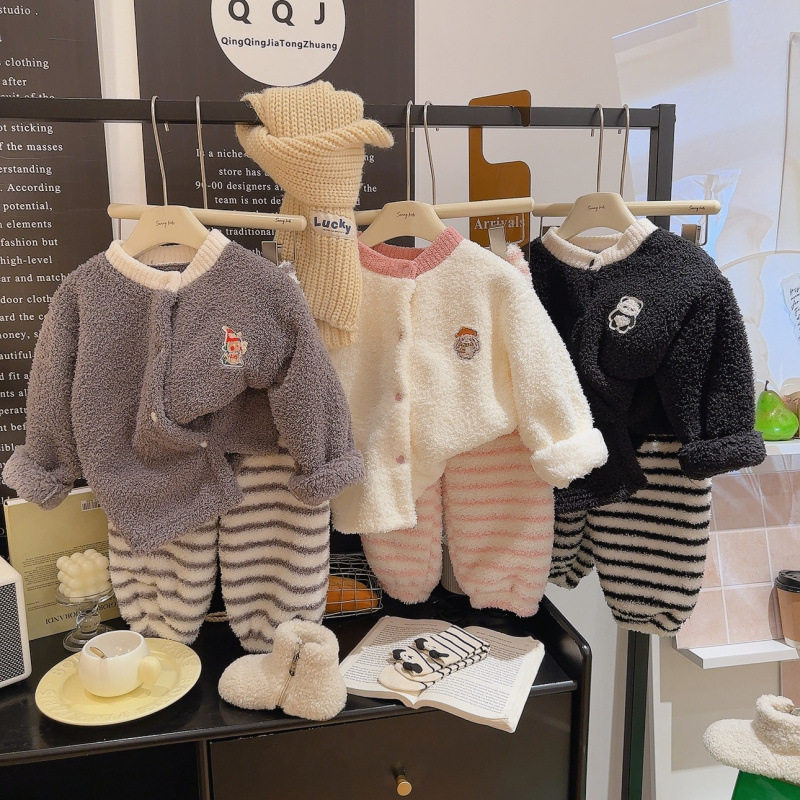 秋冬季儿童保暖珊瑚绒家居服套装男童加厚睡衣女童卡通家居服套装