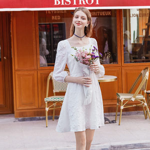 白色提花压花泡泡连衣裙女褶皱方领七分袖法式裙子2025春秋新款