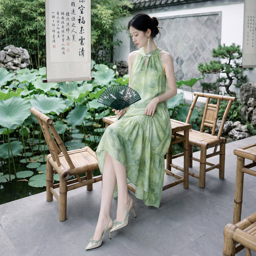 法式碎花吊带茶歇连衣裙梨型身材