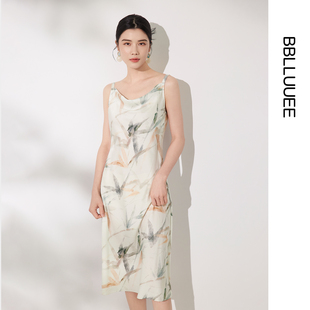 BBLLUUEE 新款 新中式 荡领设计缎面印花吊带裙女 粉蓝衣橱2026夏装