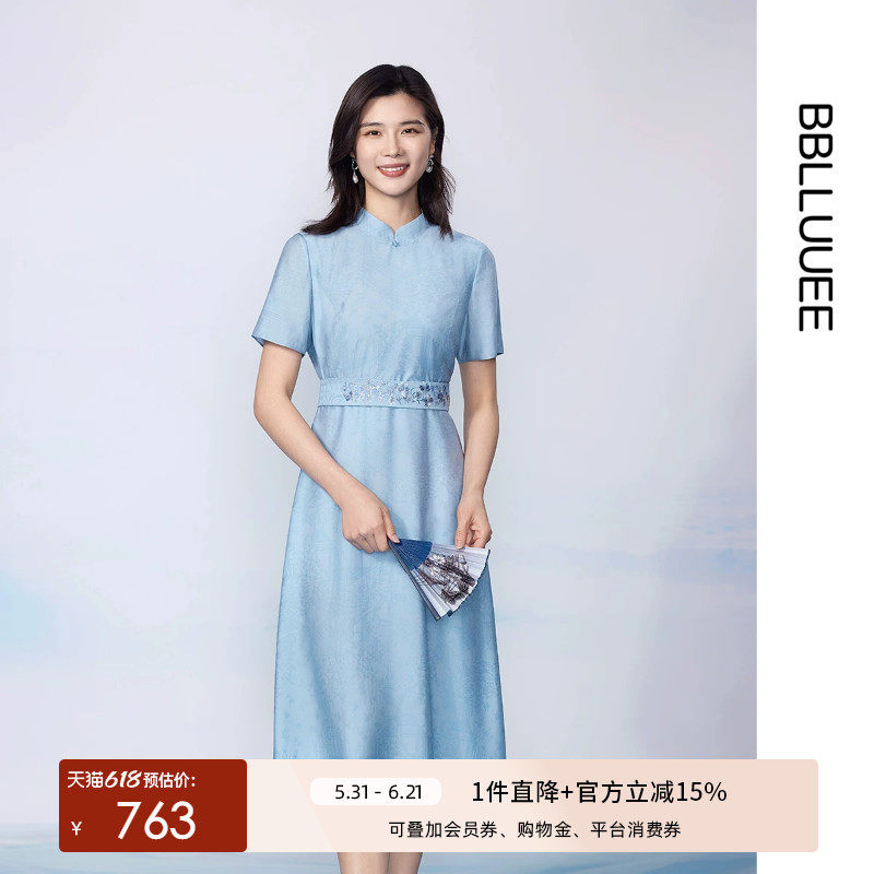粉蓝衣橱2026夏装新款东方雅韵重工刺绣腰带系带收腰短袖连衣裙女