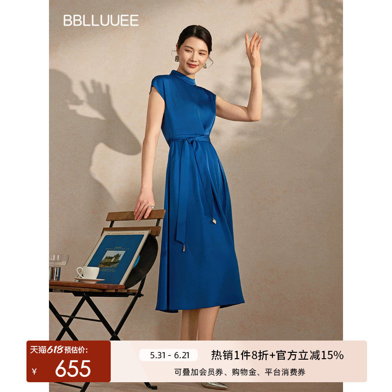 粉蓝衣橱2026夏女装新款优雅立领小包袖垂感缎面显瘦轻礼服连衣裙