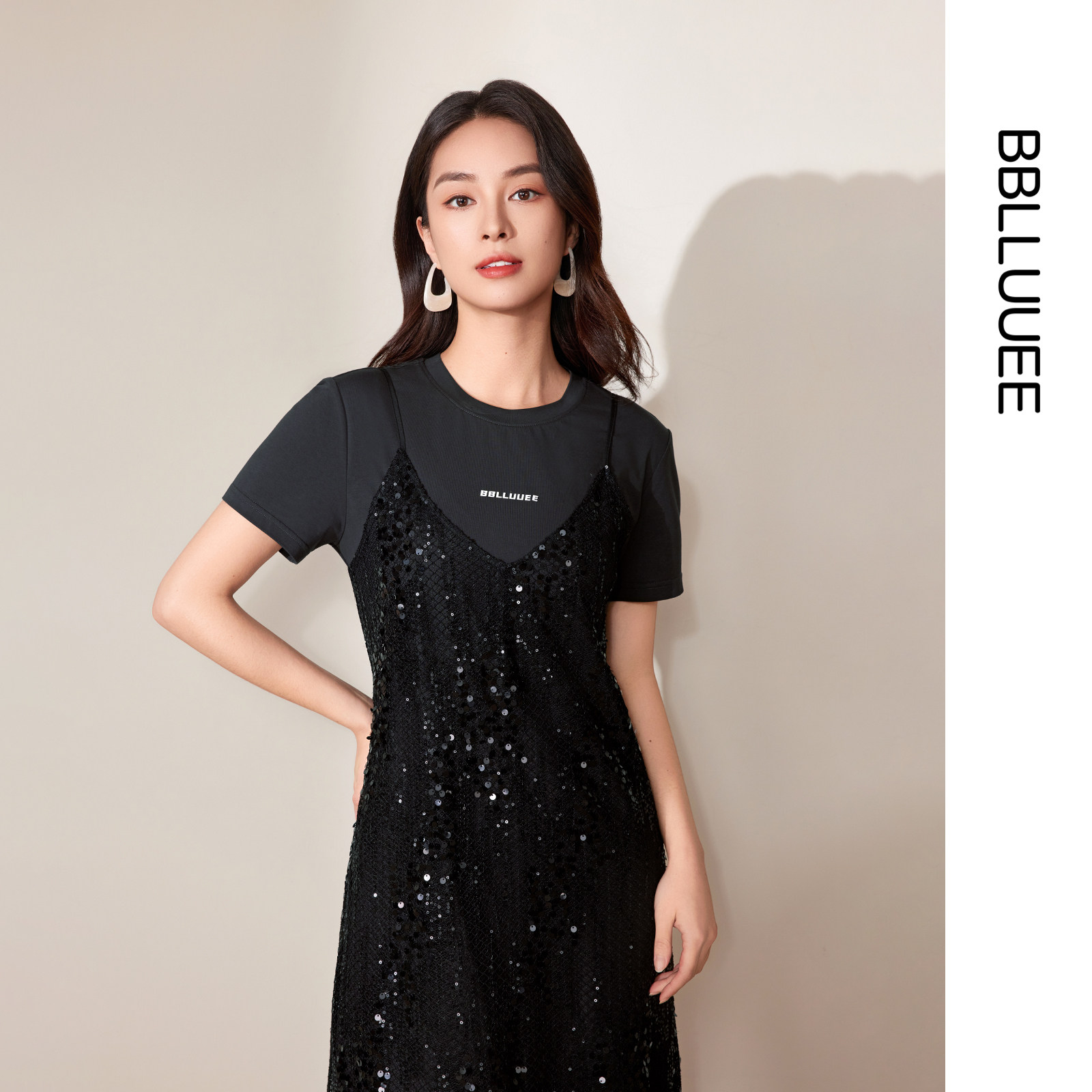 BBLLUUEE/粉蓝衣橱2026夏装新款休闲T恤衫针织珠片吊带裙套装女图片