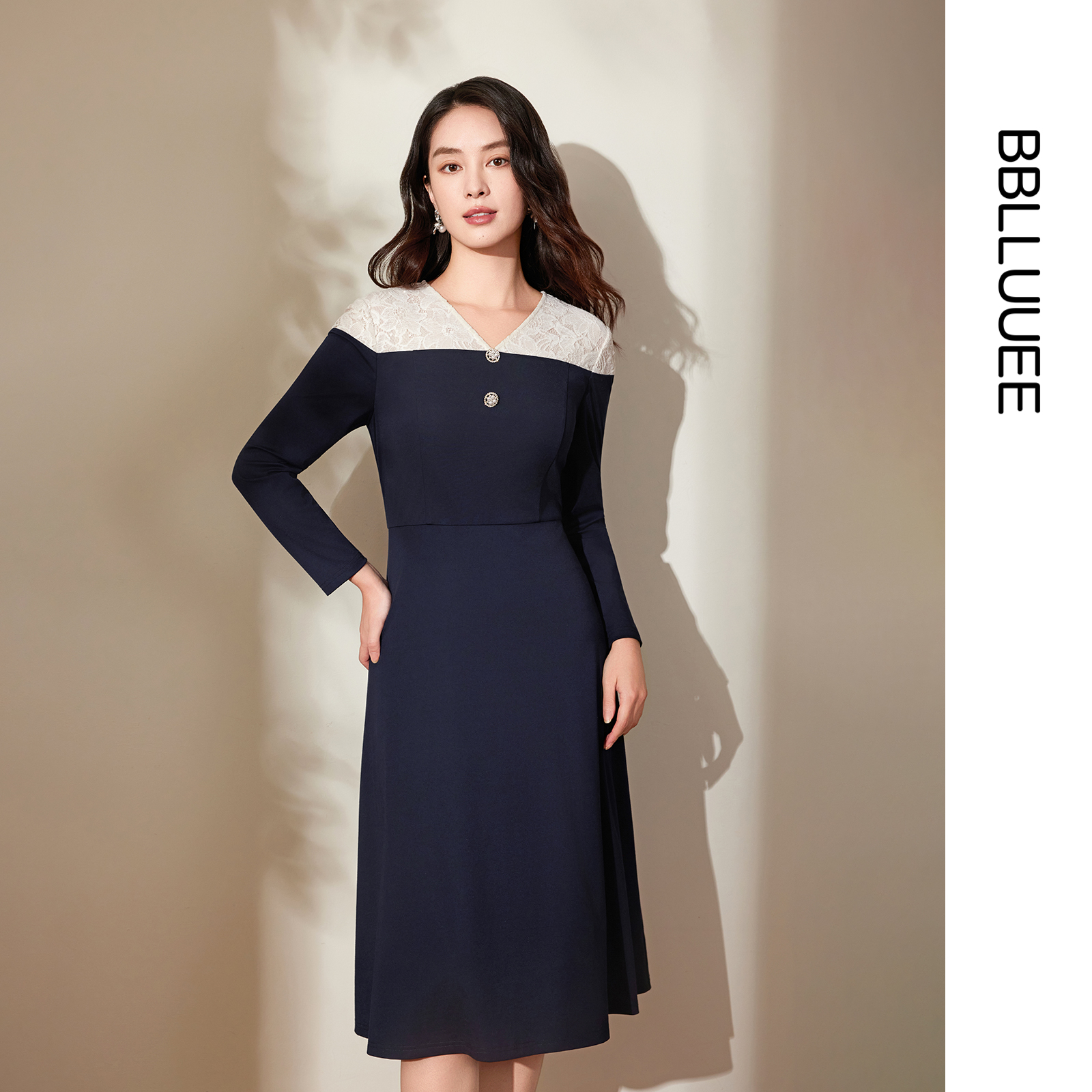 蓝调交织 气质撞色拼接 蕾丝针织连衣裙