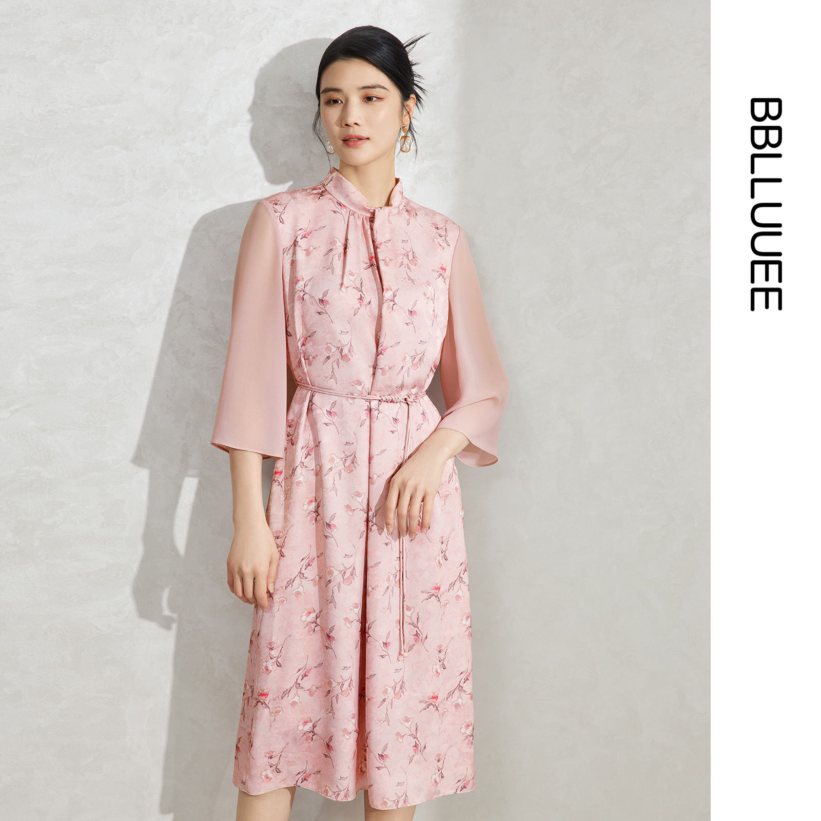 粉蓝衣橱2025秋装新款优雅浪漫缎面印花裙解构立领喇叭纱袖连衣裙