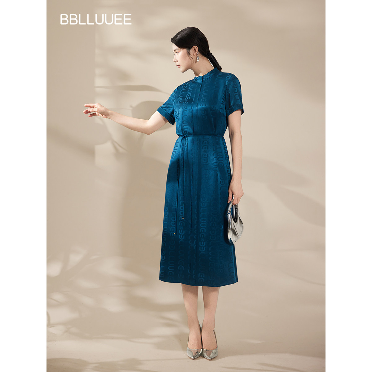BBLLUUEE/粉蓝衣橱2026夏装新款职场通勤垂感提花系带短袖连衣裙