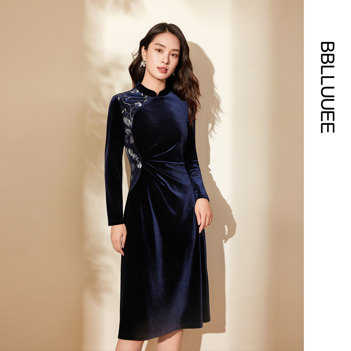 轻柔丝绒  东方奢雅 水墨蓝丝绒收腰连衣裙