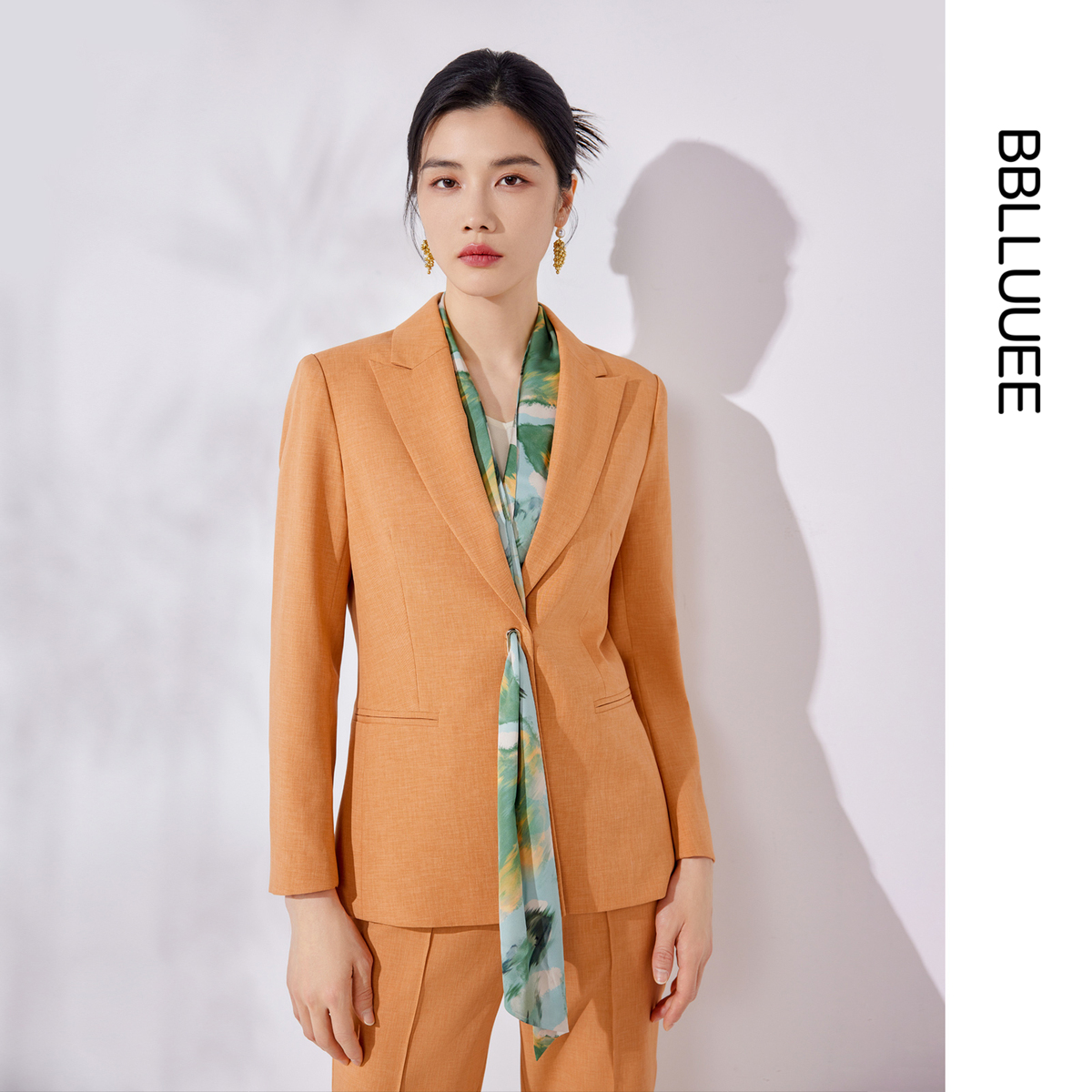 粉蓝西装BBLLUUEE通勤